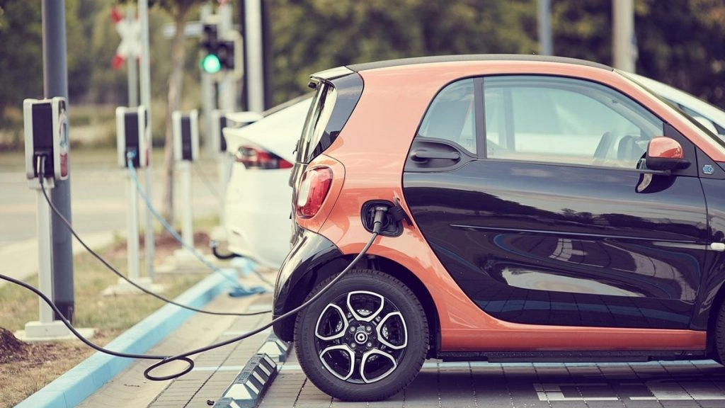 फ्यूल क्राइसिस के बीच ऑटोमोबाइल कंपनियों का बंपर ऑफर, पुरानी कार के बदले Electric Vehicle पर मिल रही अतिरिक्त छूट