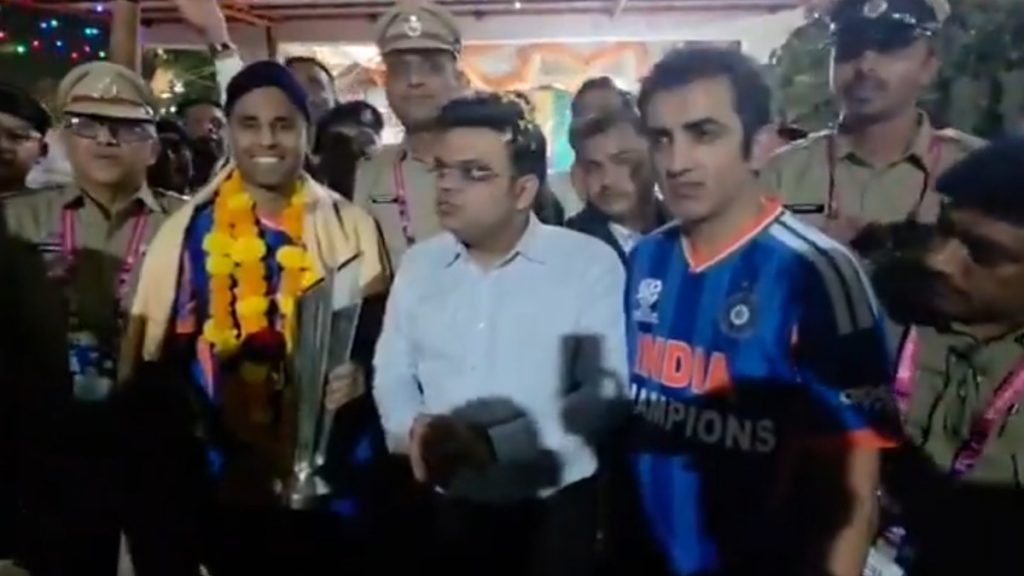 टीम इंडिया की जीत के बाद ICC चेयरमैन जय शाह, कोच गौतम गंभीर और कप्तान सूर्यकुमार यादव पहुंचे अहमदाबाद के हनुमान मंदिर, की पूजा-अर्चना