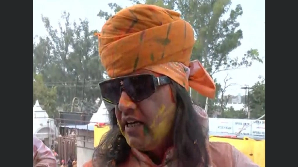 कथावाचक देवकीनंदन ठाकुर ने प्रियाकांत जू मंदिर में खेली होली, मर्यादा के साथ त्योहार मनाने की अपील