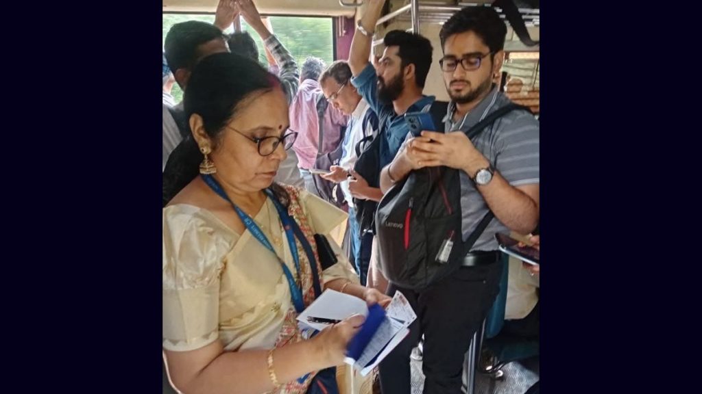 मुंबई लोकल में बिना टिकट यात्रा करने वालों के खिलाफ रेलवे का शिकंजा, एक ही दिन में वसूले गए 55 हजार रुपये जुर्माना