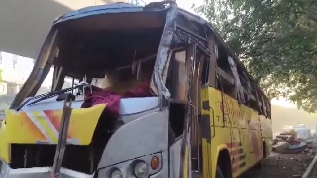 दिल्ली में भीषण सड़क हादसा, अनियंत्रित होकर पलटी यात्रियों से भरी बस, कई जख्मी; VIDEO