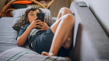 क्या बच्चों का मोबाइल और सोशल मीडिया बैन होना चाहिए?
