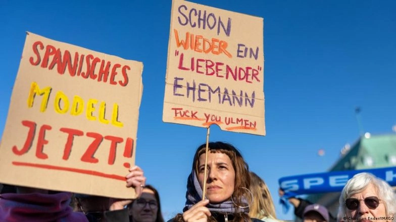 जर्मनी: यौन हिंसा के खिलाफ सड़कों पर उतरी हजारों की भीड़