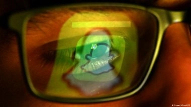 किशोरों को सच में बिगाड़ रहा है सोशल मीडिया, या हम ज्यादा डर रहे हैं