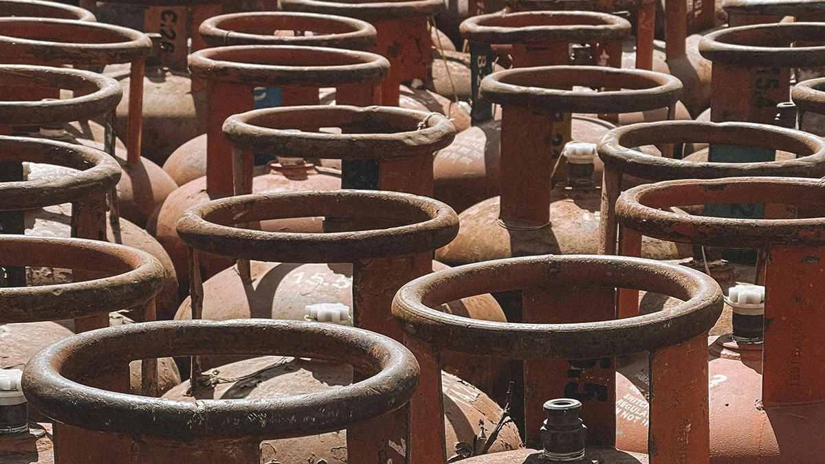 LPG की किल्लत के डर से देशभर में 'इंडक्शन' की भारी मांग: रसोई गैस के विकल्प के तौर पर इलेक्ट्रिक कुकिंग की ओर बढ़ रहे लोग