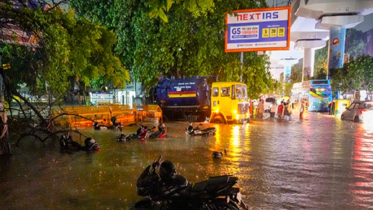 Delhi Rains-Weather Forecast: दिल्ली-NCR में बदला मौसम का मिजाज, भारी बारिश के बीच 60 KM की रफ्तार से चलेंगी हवाएं, IMD ने जारी किया ऑरेंज अलर्ट