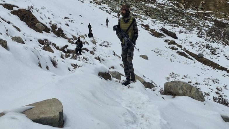 Jammu and Kashmir: पाकिस्तान से ड्रोन और गुब्बारों से घुसपैठ की कोशिश, भारतीय सेना ने जम्मू-कश्मीर में सीमा पर बढ़ाई चौकसी