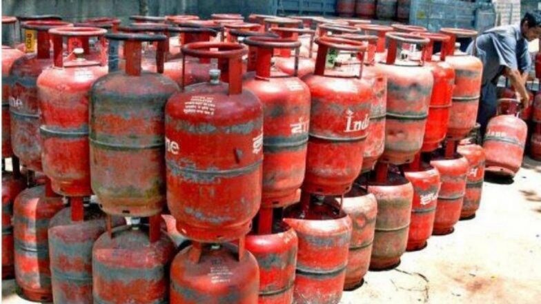 LPG Cylinder Price Hike: आम जनता को महंगाई का एक और झटका, कमर्शियल एलपीजी सिलेंडर 42 रुपये महंगा, जानें नए दाम