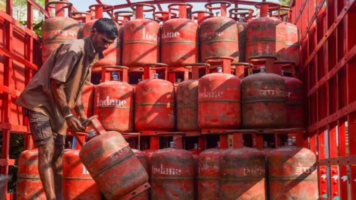 मिडल ईस्ट तनाव के चलते भारत में LPG की किल्लत? क्या मुंबई, कोलकाता, बेंगलुरु और चेन्नई में होटल-रेस्टोरेंट पर पड़ेगा असर; जानें मोदी सरकार का जवाब