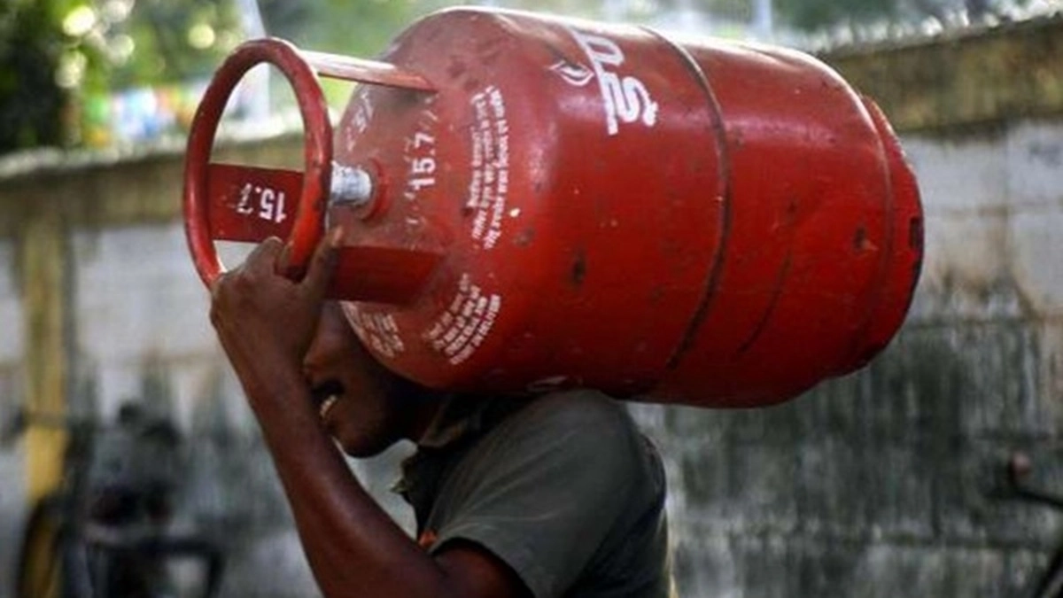 LPG की जमाखोरी पर सरकार की बड़ी कार्रवाई: देशभर में 12,000 छापेमारी, 15,000 से अधिक सिलेंडर जब्त