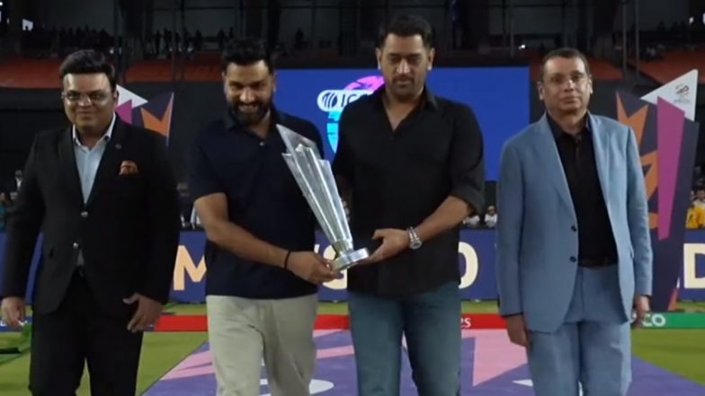 MS Dhoni And Rohit Sharma With T20 World Cup Trophy: दो टी20 वर्ल्ड कप विजेता कप्तान एक साथ, रोहित शर्मा के साथ ट्रॉफी लेकर मैदान में उतरे एमएस धोनी; देखें वीडियो