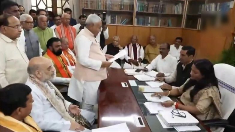 बिहार के CM नीतीश कुमार ने JD(U) कार्यकर्ताओं के विरोध के बीच राज्यसभा चुनाव के लिए दाखिल किया नामांकन पत्र (See Pics and Videos)