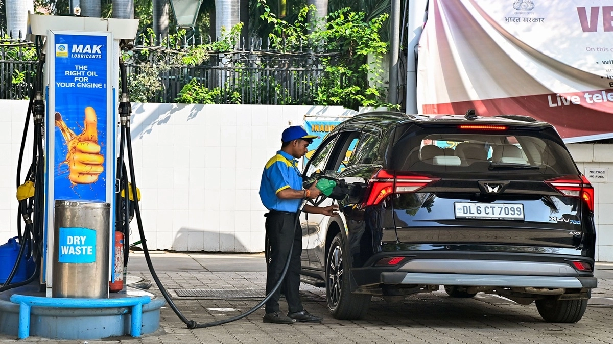 Fuel Crisis: केंद्र सरकार का बड़ा फैसला; पेट्रोल-डीजल पर एक्साइज ड्यूटी घटाई, तेल कंपनियों को मिलेगी राहत Fuel Crisis: केंद्र सरकार का बड़ा फैसला; पेट्रोल-डीजल पर एक्साइज ड्यूटी घटाई, तेल कंपनियों को मिलेगी राहत