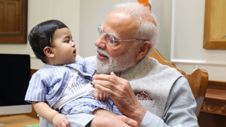 PM Modi: पीएम नरेंद्र मोदी ने नन्हे ओमी को गोद में लिया, सोशल मीडिया पर वायरल हुआ दिल छू लेने वाला पल
