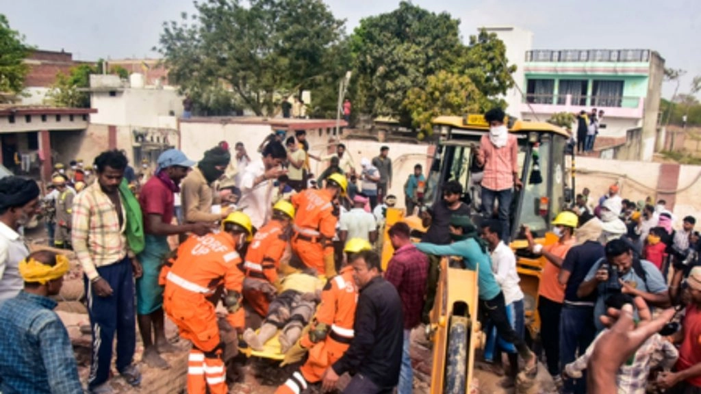 हादसे के बाद प्रयागराज-लखनऊ हाईवे पर यातायात बाधित हो गया और इलाके में लंबा जाम लग गया, मौके पर भारी पुलिस बल तैनात किया गया है और ट्रैफिक को डायवर्ट किया गया है