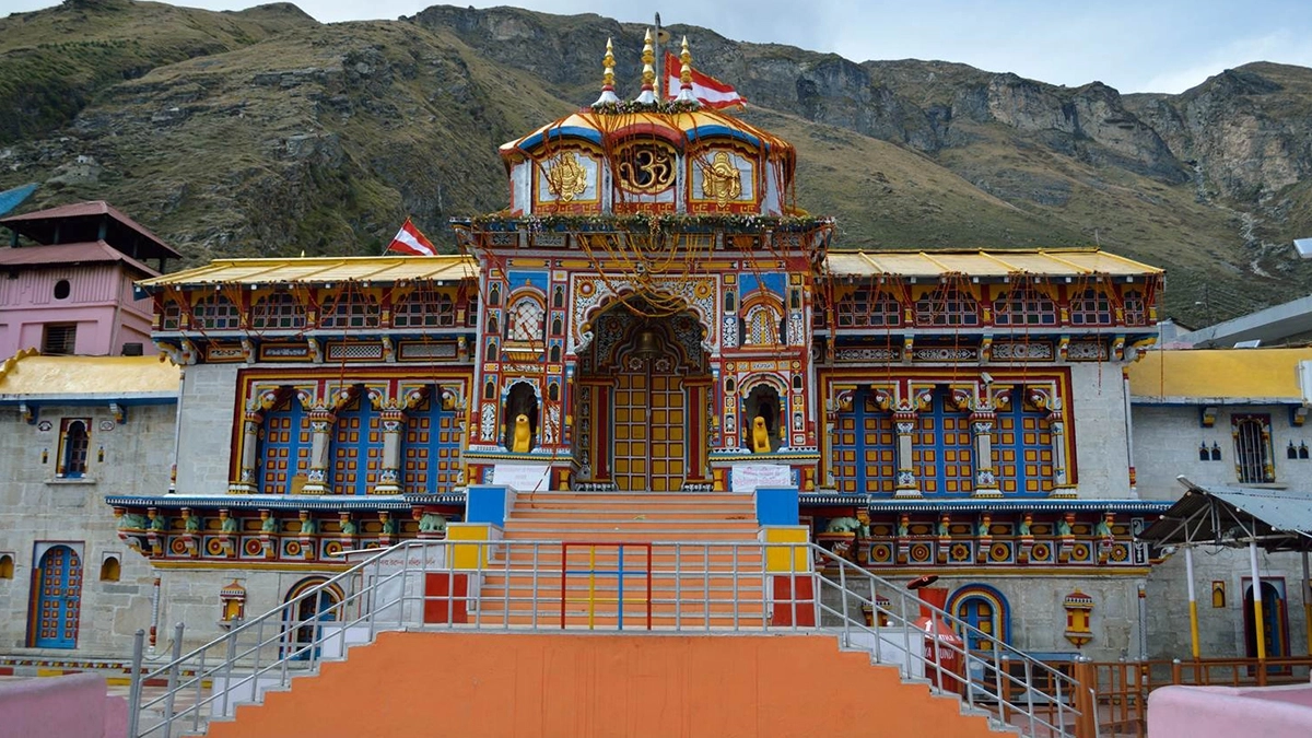 Badrinath Yatra 2026 Travel Guide: कपाट खुलने के साथ ही बद्रीनाथ धाम में उमड़ा श्रद्धा का सैलाब; सड़क, रेल और हवाई मार्ग की पूरी जानकारी