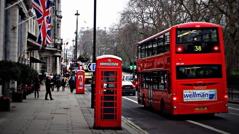 UK Visa Fee Hike: स्टडी, वर्क और विजिट वीजा अब होंगे महंगे; भारतीय आवेदकों की जेब पर पड़ेगा सीधा असर UK Visa Fee Hike: स्टडी, वर्क और विजिट वीजा अब होंगे महंगे; भारतीय आवेदकों की जेब पर पड़ेगा सीधा असर