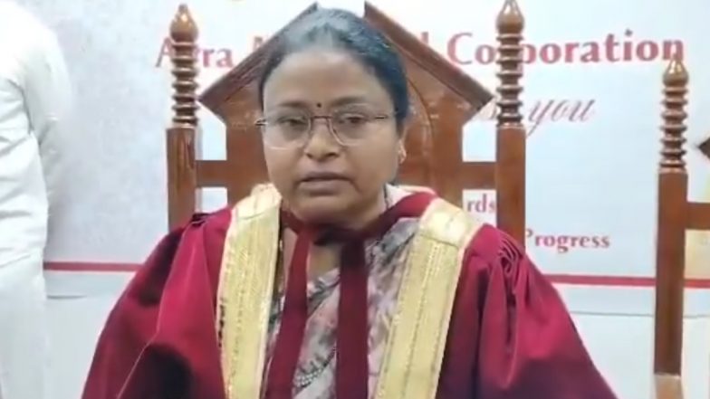 Asha Bhosle Insult Row: मशहूर गायिका आशा भोसले का अपमान? आगरा की मेयर हेमलता दिवाकर ने हंसते हुए दी श्रद्धांजलि, नाम भी लिया गलत; VIDEO
