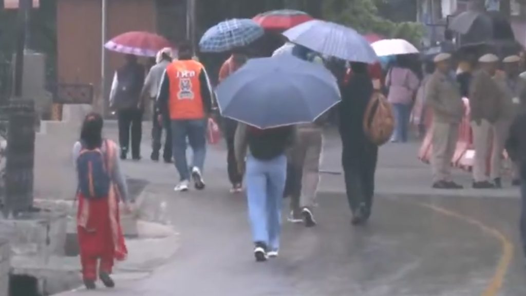 शिमला में मौसम ने ली करवट, बेमौसम बारिश से गर्मी का सितम हुआ कम, पर्यटकों के चेहरे खिले; देखें VIDEO