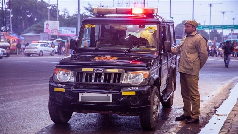 Jabalpur: पुलिस से बचने के लिए तालाब में डूबा रहा चोर, कमल की डंडी के सहारे लेता रहा सांस; घंटों बाद ऐसे हुआ गिरफ्तार (Watch Video) Jabalpur: पुलिस से बचने के लिए तालाब में डूबा रहा चोर, कमल की डंडी के सहारे लेता रहा सांस; घंटों बाद ऐसे हुआ गिरफ्तार (Watch Video)