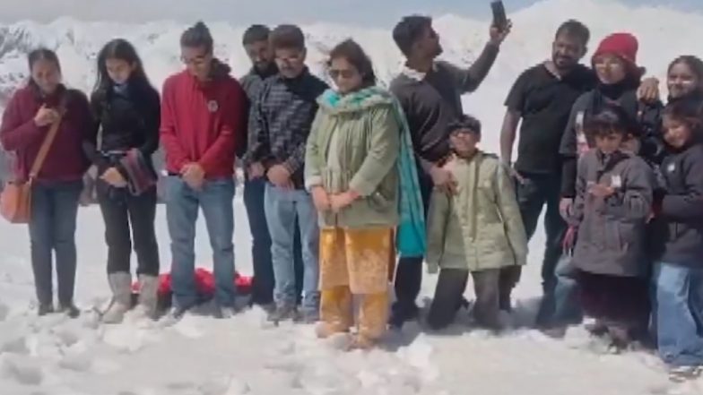 Pahalgam Terror Attack Anniversary: पहलगाम आतंकी हमले की बरसी पर Razdan Pass पर उमड़ी पर्यटकों की भीड़, जान गंवाने वाले पीड़ितों को दी श्रद्धांजलि; VIDEO