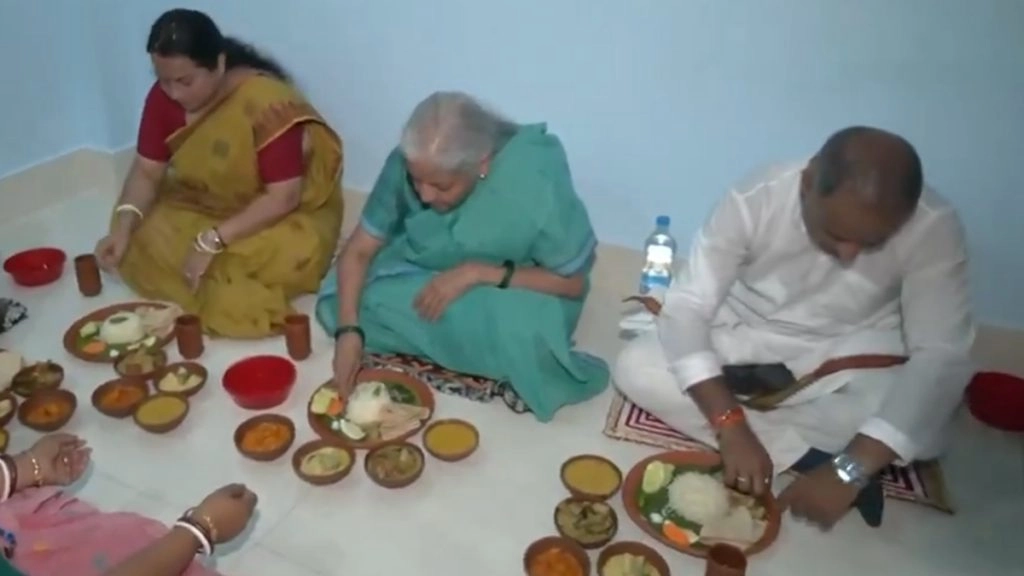 चुनाव प्रचार को लेकर बंगाल दौरे पर वित्त मंत्री निर्मला सीतारमण, पूर्व बर्धमान में तांत बुनकर सुकुमार हलधर के घर किया भोजन; देखें VIDEO