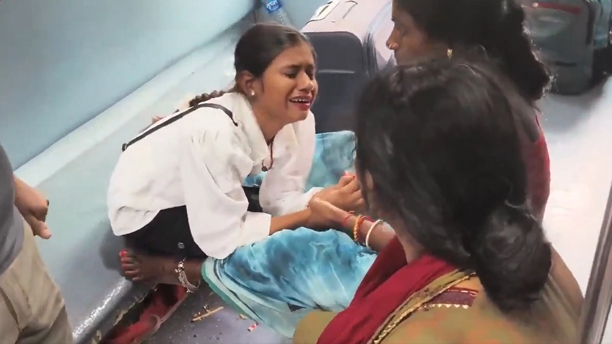 Boy Falls from Moving Train: जलपाईगुड़ी-रामनगर रूट पर दर्दनाक हादसा, चलती ट्रेन से गिरा बच्चा; यात्रियों का आरोप-चेन खींचने के बावजूद भी नहीं रुकी ट्रेन; VIDEO