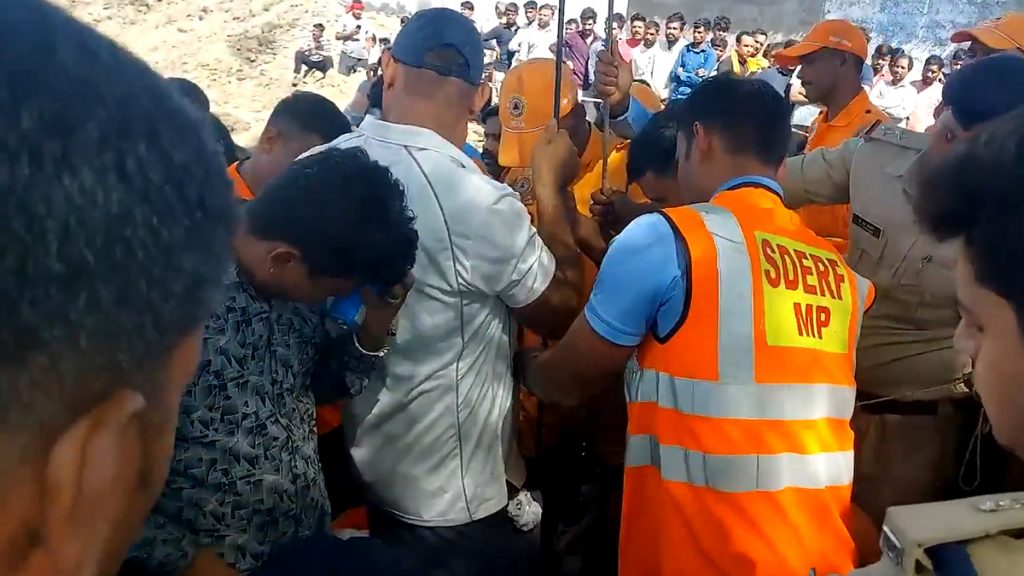  उज्जैन में बोरवेल में गिरा 3 साल का मासूम, बचाने के लिए NDRF और SDRF की टीमें जुटीं; VIDEO