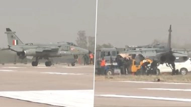 IAF Fighter Jets Perform Video: पूर्वांचल एक्सप्रेसवे पर गरजे लड़ाकू विमान, सुल्तानपुर में वायुसेना ने किया लैंडिंग और टेक-ऑफ का अभ्यास