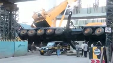 Mumbai Metro Construction Site Accident: मुंबई के BKC में मेट्रो निर्माण स्थल पर हादसा, बीम उठाते समय क्रेन पलटी; देखें VIDEO