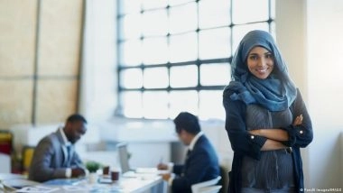 'हिजाब और पगड़ी की अनुमति, लेकिन बिंदी, सिंदूर, तिलक और कलावा पर रोक' भारत में कंपनियों के नियम क्या कहते हैं?