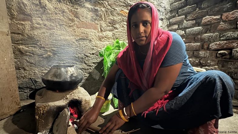 गैस महंगी, मिट्टी का चूल्हा मजबूरी: महानगर से गांव लौट रहे हैं कई प्रवासी मजदूर