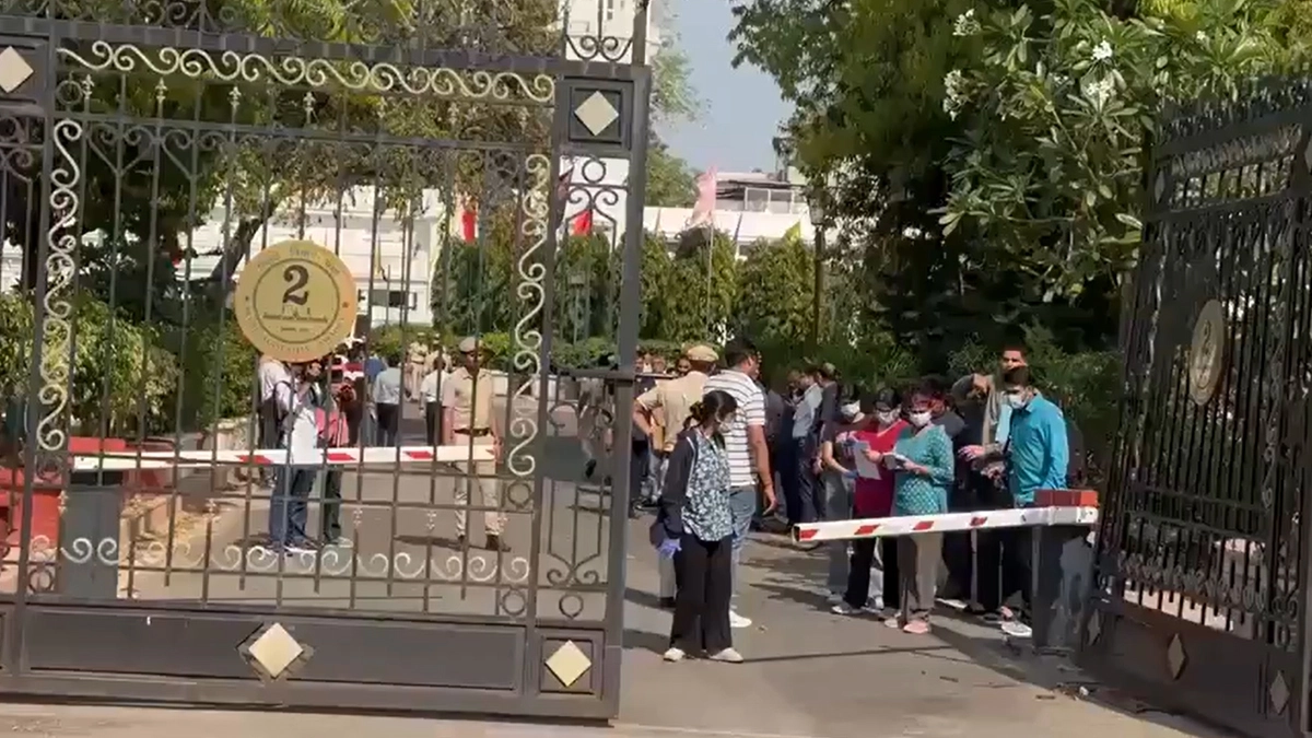 Delhi Assembly Security Breach: दिल्ली विधानसभा में बड़ी सुरक्षा चूक, नकाबपोश व्यक्ति ने गेट तोड़कर घुसाई कार, भागने से पहले छोड़ा फूलों का गुलदस्ता; पुलिस तलाश में जुटी; VIDEO