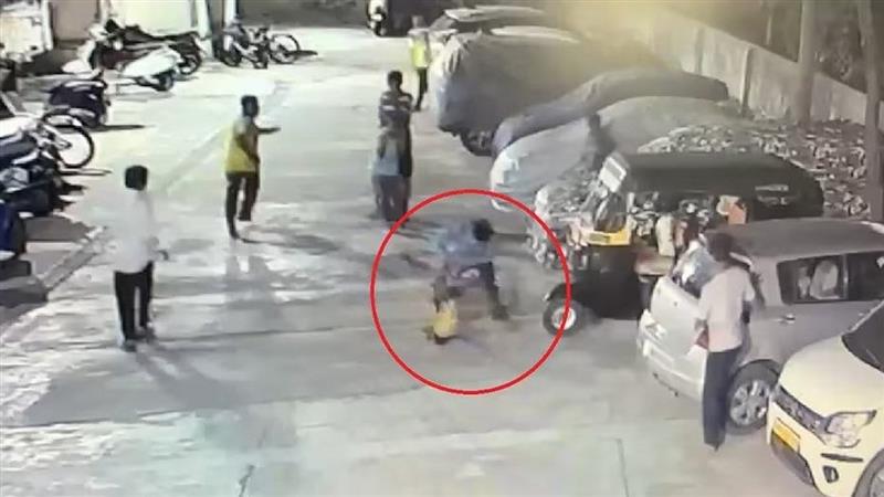 पिता से विवाद के चलते एक व्यक्ति ने लड़के का सिर जमीन पर पटक दिया; रोंगटे खड़े कर देने वाले विजुअल्स आए सामने 