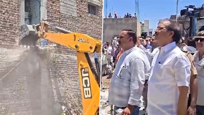 Amravati S*x Scandal: मुख्य आरोपी मोहम्मद अयाज के घर पर चला बुलडोजर, अवैध निर्माण को प्रशासन ने किया जमींदोज