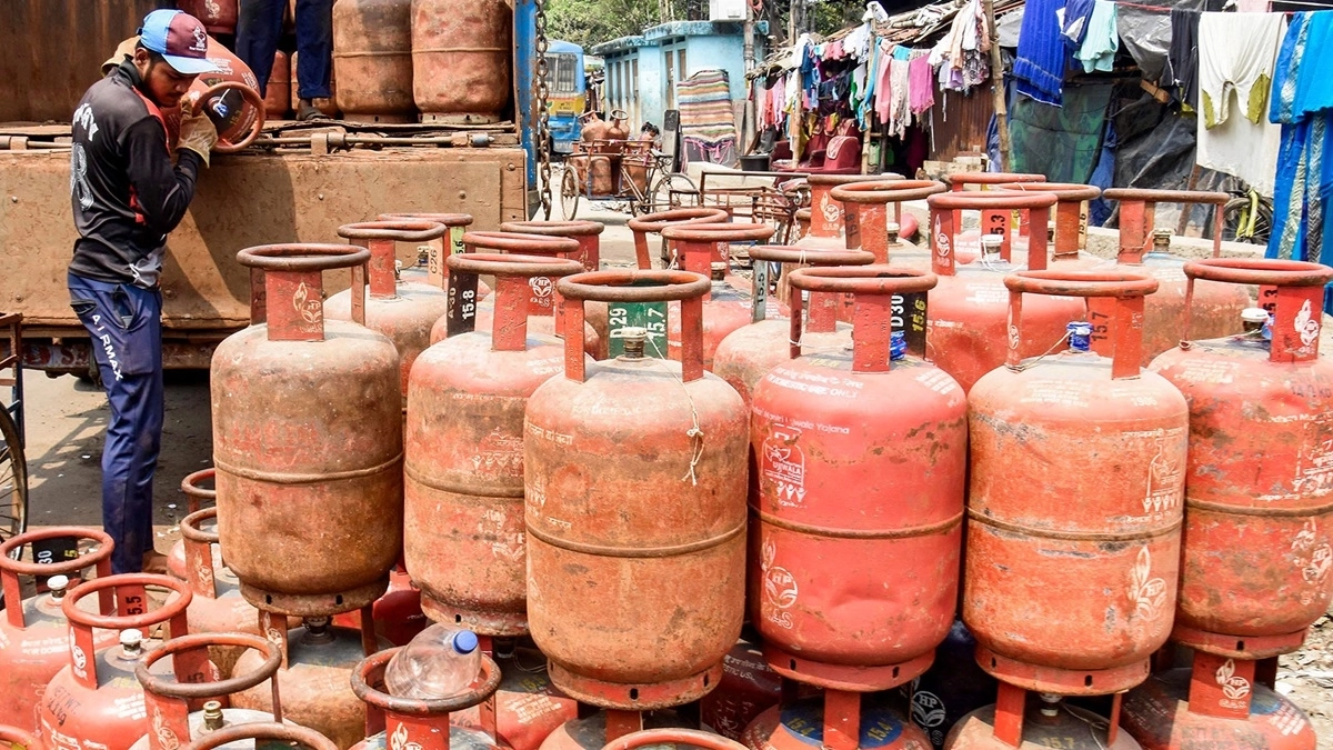 LPG Price Hike: 1 अप्रैल से कमर्शियल गैस सिलेंडर के दाम बढ़े, हवाई ईंधन भी हुआ महंगा; घरेलू उपभोक्ताओं को राहत