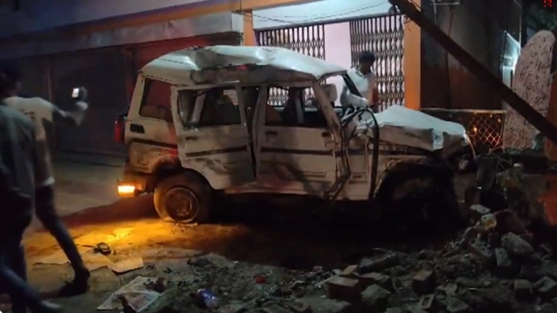 Betul Road Accident Video: एमपी के बैतूल में भीषण सड़क हादसा, तेज रफ्तार बोलेरो शादी के लॉन में घुसी, 2 की मौत, 4 घायल; देखें एक्सीडेंट का खौफनाक वीडियो