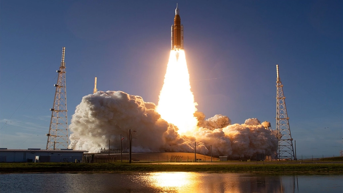 NASA का ऐतिहासिक मिशन: पृथ्वी की कक्षा छोड़ चांद की ओर बढ़ा Artemis II, 50 साल बाद चंद्रमा के करीब पहुंचेंगे इंसान