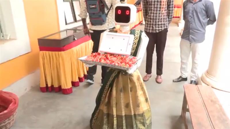 पुडुचेरी विधानसभा चुनाव: मतदान केंद्र पर AI रोबोट ‘नीला’ ने किया मतदाताओं का स्वागत; तकनीक और परंपरा का दिखा संगम