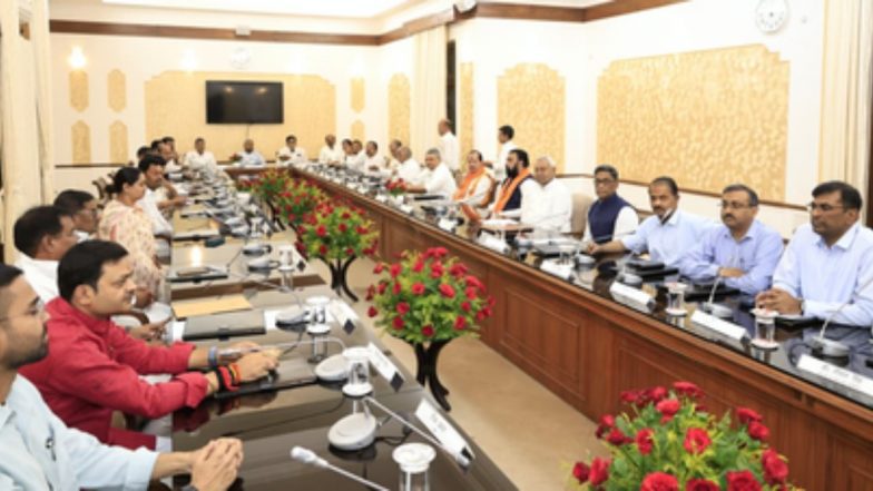 Bihar: 'बिहार को आगे ले जाने की जिम्मेदारी अब आप पर', नीतीश कुमार की आखिरी कैबिनेट बैठक में भावुक विदाई