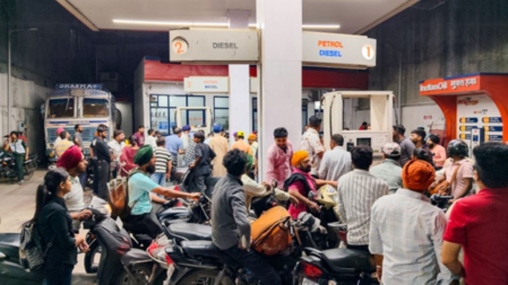 केंद्र ने भारत में ईंधन की कीमतों में बढ़ोतरी की खबरों को खारिज किया, उन्हें 'शरारती और गुमराह करने वाला' बताया 