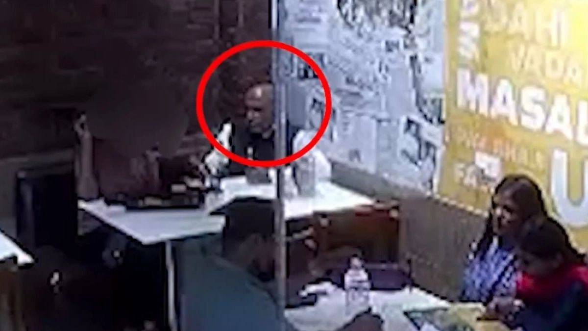 Viral Video From Bihar: रेस्टोरेंट में साथ खाना खाते दिखे प्रोफेसर और पीएचडी छात्रा, वीडियो वायरल होने के बाद पूर्णिया यूनिवर्सिटी से जांच के आदेश Viral Video From Bihar: रेस्टोरेंट में साथ खाना खाते दिखे प्रोफेसर और पीएचडी छात्रा, वीडियो वायरल होने के बाद पूर्णिया यूनिवर्सिटी से जांच के आदेश