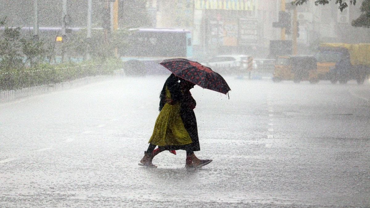 Tamil Nadu Weather Update: तमिलनाडु में बदला मौसम का मिजाज, कई जिलों में बारिश, प्रदेश में अगले कुछ दिनों तक गरज-चमक के साथ बौछारों के आसार
