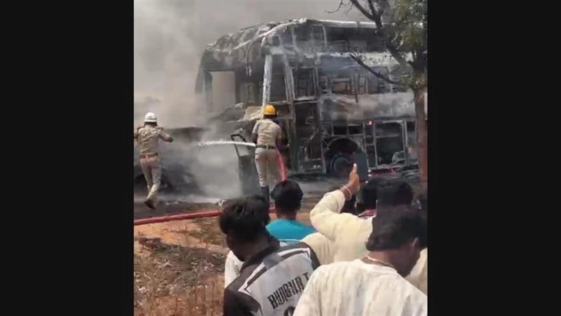 Yadgir Road Accident: कर्नाटक के यादगीर में भीषण सड़क हादसा, बस और कार की टक्कर के बाद लगी आग; 6 लोग जिंदा जले (Watch Video)