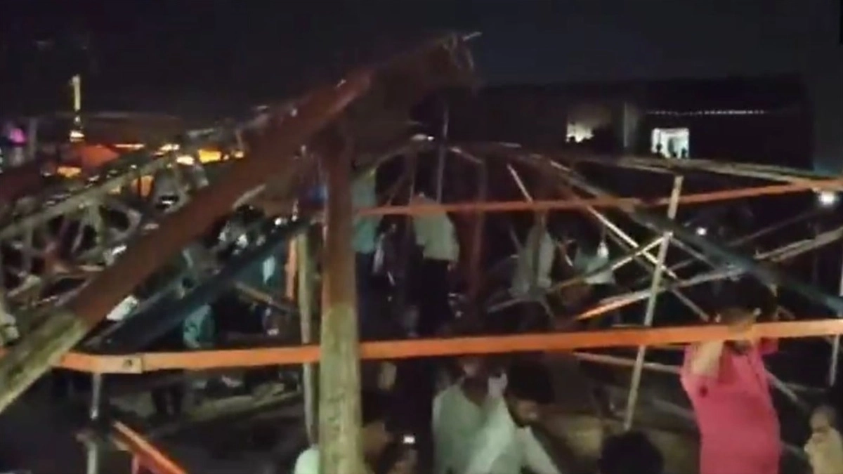 Swing Ride Collapse Video: कुशीनगर के चैत बरनी मेले में बड़ा हादसा, झूला टूटने से कई लोग घायल; रेस्क्यू ऑपरेशन जारी