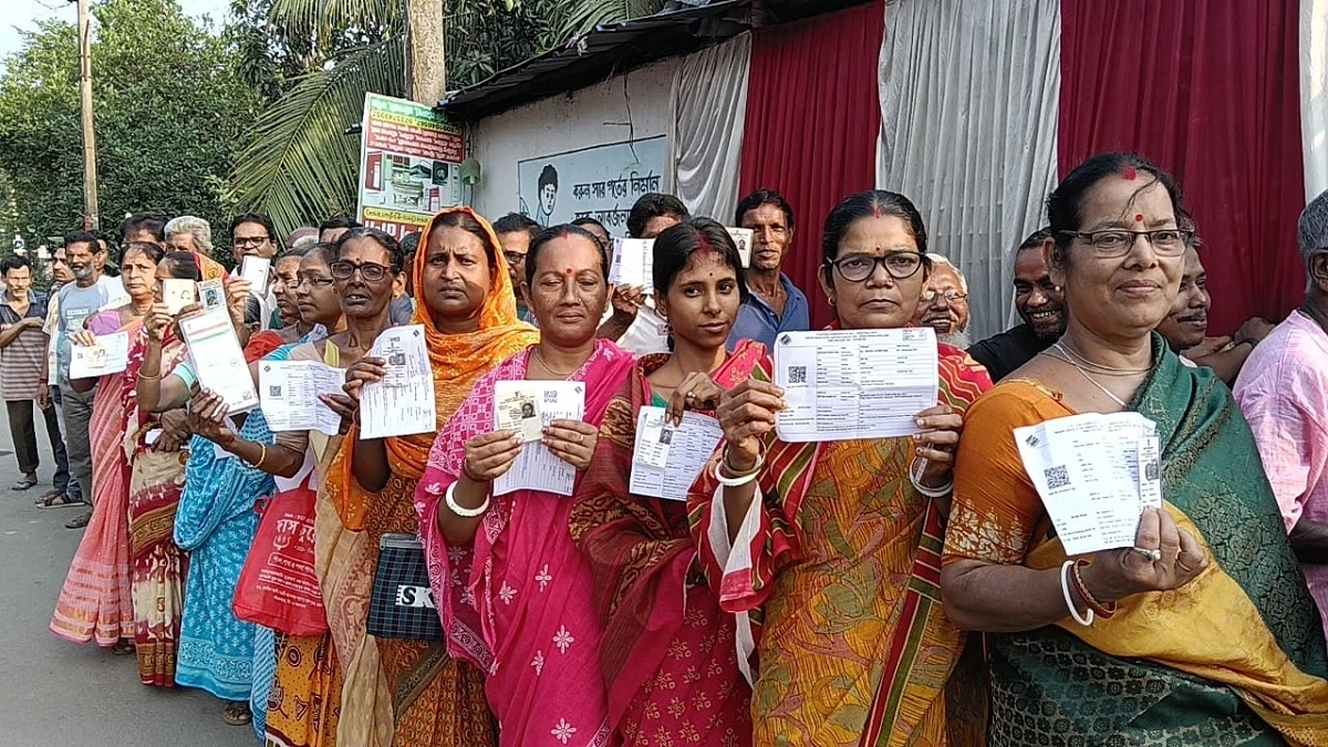 West Bengal Elections 2026: पश्चिम बंगाल में दूसरे चरण का मतदान शुरू, भवानीपुर में ममता बनर्जी और शुभेंदु अधिकारी के बीच 'महासंग्राम'