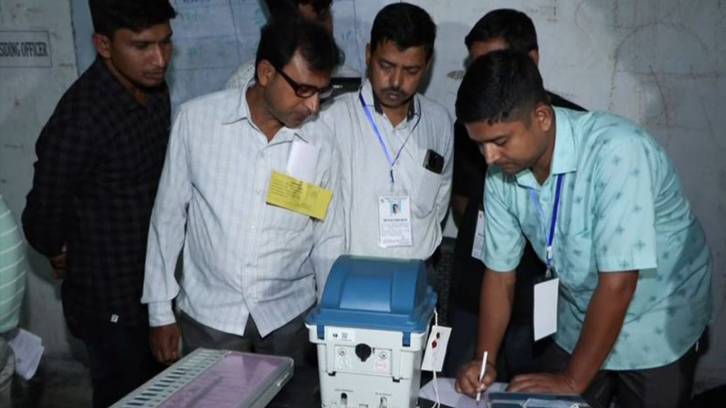 पश्चिम बंगाल, तमिलनाडु समेत 5 राज्यों में विधानसभा चुनाव 2026 की मतगणना और नतीजे आप रिपब्लिक भारत लाइव पर देख सकते हैं, इसके अलावा वोटों की गिनती के साथ पल-पल की अपडेट आपको hindi.latestly.com पर भी मिलेंगे