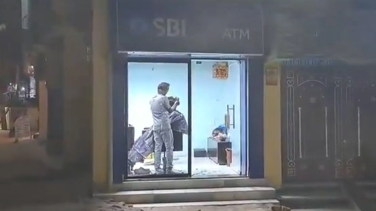 Danapur News: बिहार के दानापुर में SBI ATM बूथ बना हेयर सैलून, बाहर बैंक का बोर्ड और अंदर कट रहे बाल; देखें VIDEO