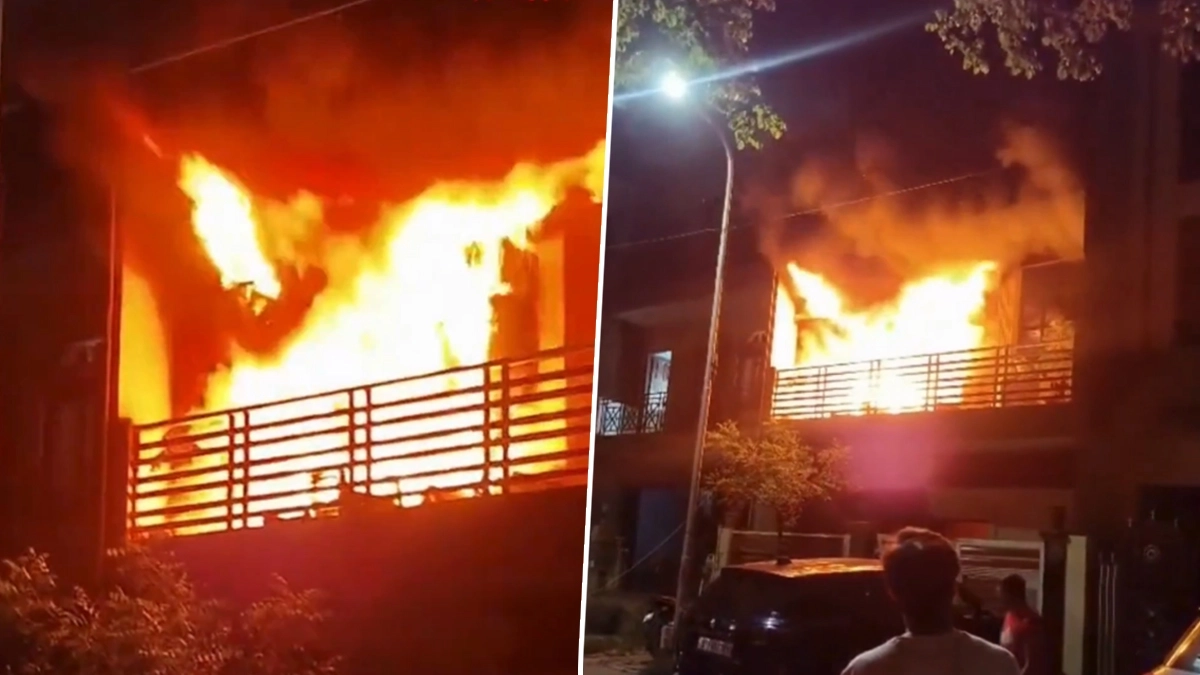 Greater Noida Fire: ग्रेटर नोएडा में एसी ब्लास्ट से मकान में लगी भीषण आग; सेक्टर बीटा-1 में मची अफरा-तफरी, लाखों का सामान जलकर राख