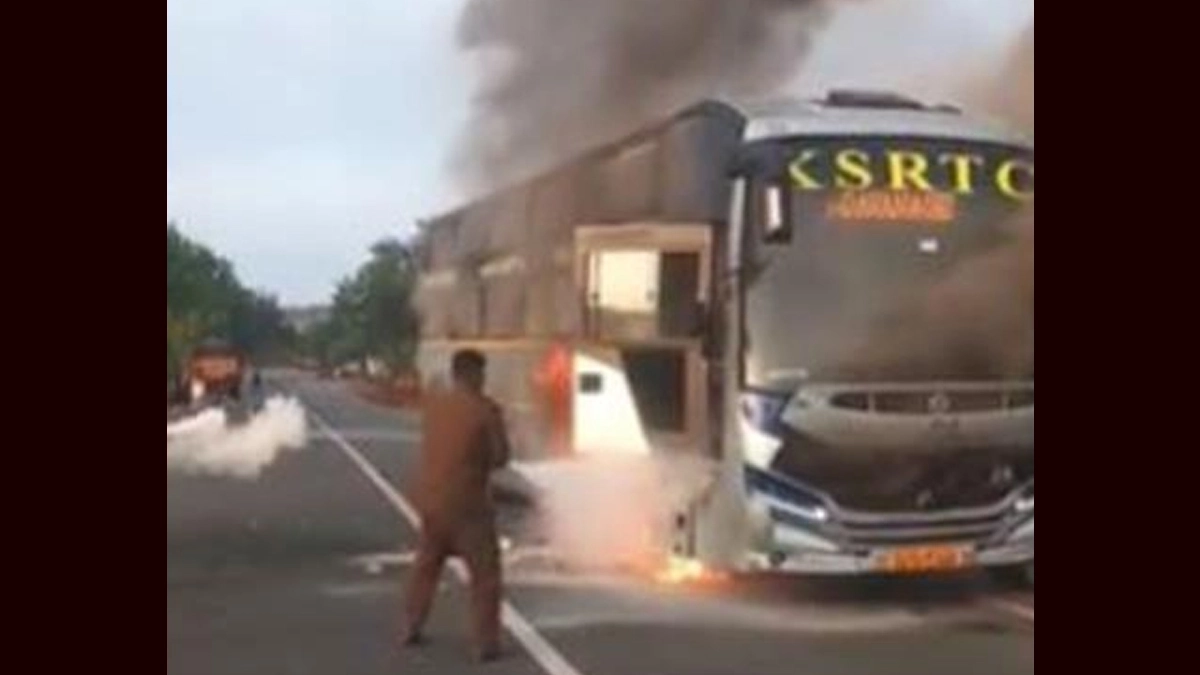 Karnataka: हावेरी में धू-धू कर जली KSRTC की 'पल्लिकी' बस; ड्राइवर की सूझबूझ से बची 17 यात्रियों की जान (Watch Video)